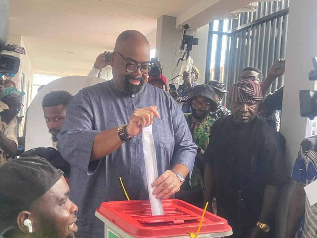 Akpata casting his vote 1