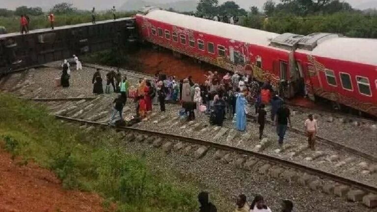 abuja kaduna train derails